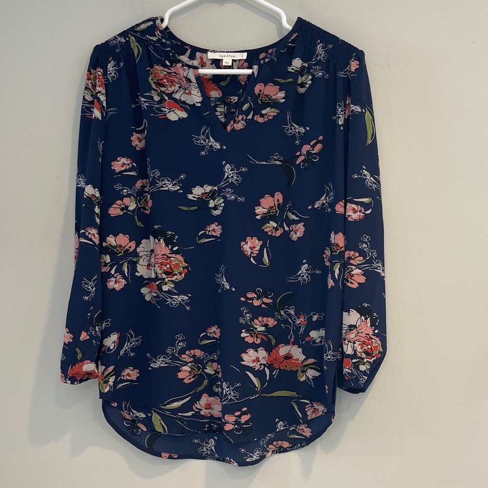 NWOT Fun 2 Fun Navy Floral Blouse Size Small